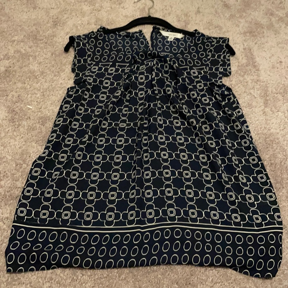 Sleeveless stylish top.